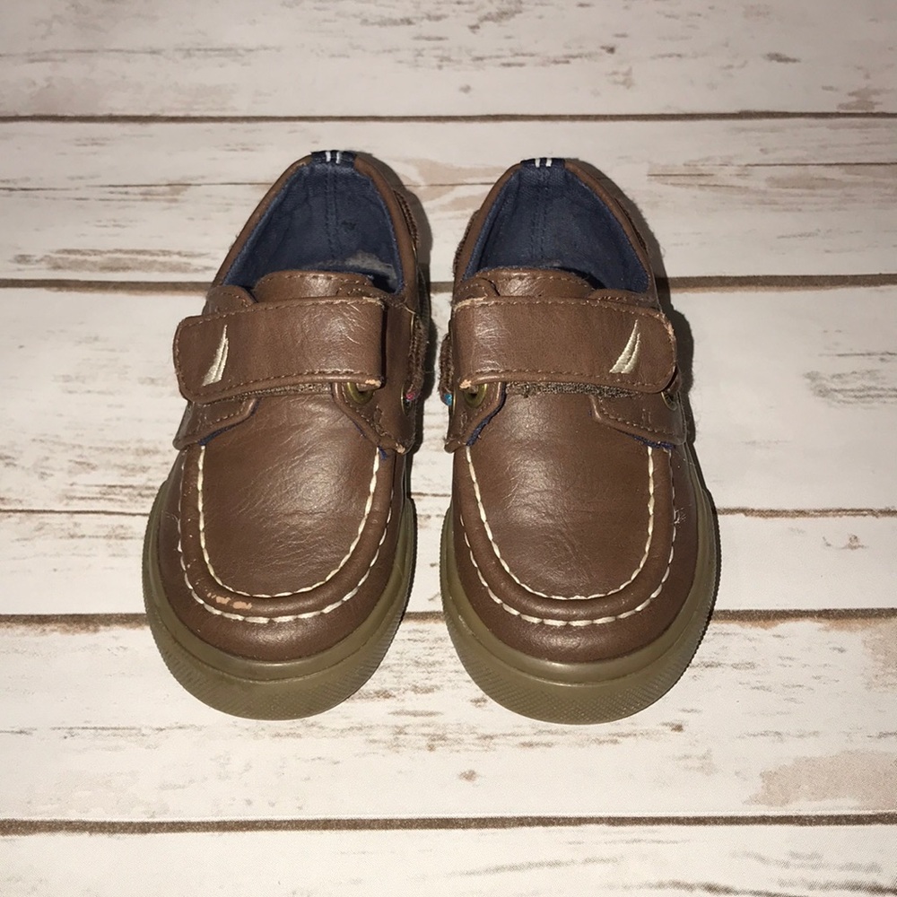 🎉$10 or 2/$13 🎉 Náutica boat shoes size 5